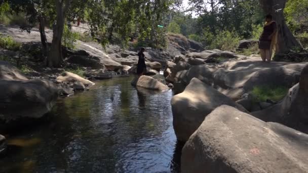 Kobiety Cieszące Się Naturą Nad Brzegiem Rzeki — Wideo stockowe