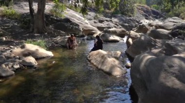 Nehir kıyısında doğanın tadını çıkaran kadınlar.