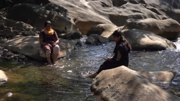 Wanita Menikmati Alam Tepi Sungai — Stok Video