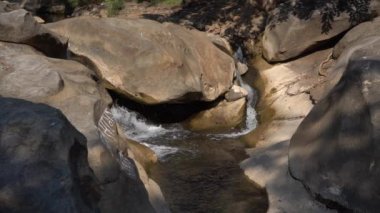Orman nehri kayalar üzerinde su akıntısı, dağ ormanı nehir kayaları manzarası. 