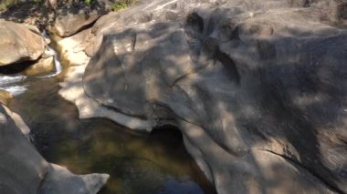 Orman nehri kayalar üzerinde su akıntısı, dağ ormanı nehir kayaları manzarası. 