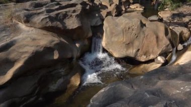 Orman nehri kayalar üzerinde su akıntısı, dağ ormanı nehir kayaları manzarası. 