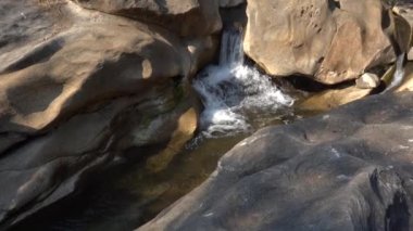 Orman nehri kayalar üzerinde su akıntısı, dağ ormanı nehir kayaları manzarası. 