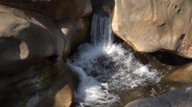 Orman nehri kayalar üzerinde su akıntısı, dağ ormanı nehir kayaları manzarası. 