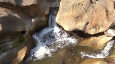 Orman nehri kayalar üzerinde su akıntısı, dağ ormanı nehir kayaları manzarası. 