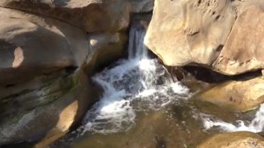 Orman nehri kayalar üzerinde su akıntısı, dağ ormanı nehir kayaları manzarası. 