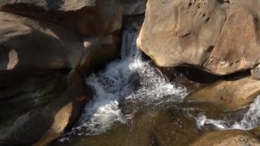 Orman nehri kayalar üzerinde su akıntısı, dağ ormanı nehir kayaları manzarası. 