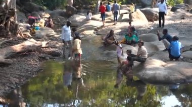 AKOLA, MAHARASHTRA, INDIA 18 Kasım 2019: Nehir kıyısında doğanın tadını çıkaran kırsal insanlar, Hindistan 'ın kırsal kesimi.