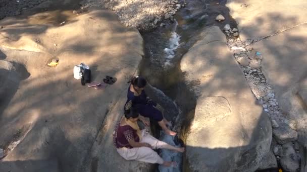 Mujeres Disfrutando Naturaleza Orillas Del Río — Vídeo de stock