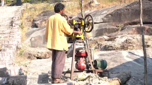 2019年11月18日 印度马哈拉施特拉邦阿科拉 这名男子正在从甘蔗中挤出果汁 — 图库视频影像