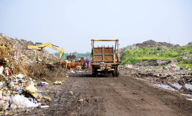AMRAVATI, MAHARASHTRA, INDIA, 13 Mayıs 2020: Şehrin dışındaki gecekondu mahallelerinde yaşayan fakir insanlar.