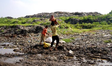 AMRAVATI, INDIA - 12 Ekim 2020: çöp dağı, büyük çöp yığını, pis koku ve zehirli kalıntı yığını. Bu çöpler kentsel alanlardan, sanayi bölgelerinden geliyor.