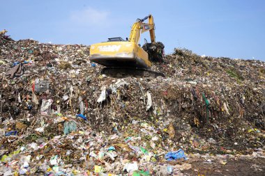 AMRAVATI, INDIA - 12 Ekim 2020: çöp dağı, büyük çöp yığını, pis koku ve zehirli kalıntı yığını. Bu çöpler kentsel alanlardan, sanayi bölgelerinden geliyor.