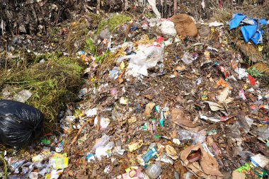 Çöp dağı, büyük çöp yığını, pis koku ve zehirli kalıntı yığını. Bu çöpler kentsel alanlardan, sanayi bölgelerinden geliyor.