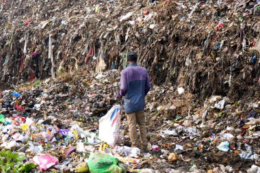 AMRAVATI, INDIA - 12 Ekim 2020: çöp dağı, büyük çöp yığını, pis koku ve zehirli kalıntı yığını. Bu çöpler kentsel alanlardan, sanayi bölgelerinden geliyor.