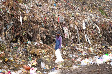 AMRAVATI, INDIA - 12 Ekim 2020: çöp dağı, büyük çöp yığını, pis koku ve zehirli kalıntı yığını. Bu çöpler kentsel alanlardan, sanayi bölgelerinden geliyor.