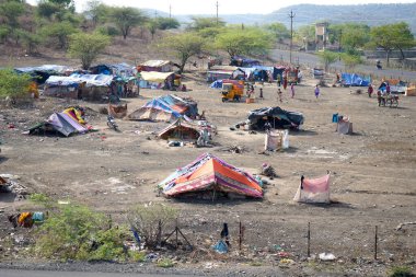 AMRAVATI, MAHARASHTRA, INDIA, 13 Mayıs 2020: Şehrin dışındaki gecekondu mahallelerinde yaşayan fakir insanlar.