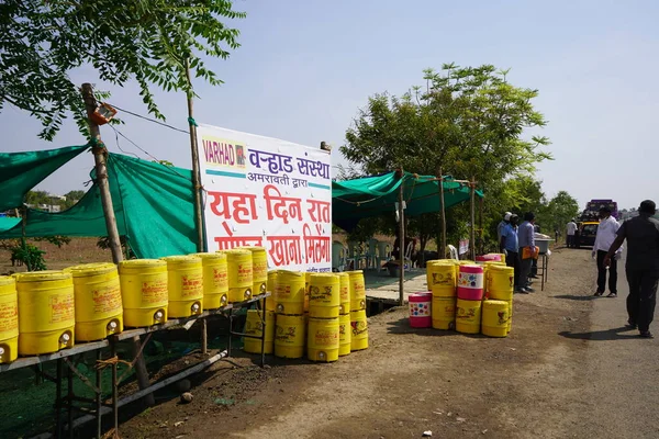 Amravati Maharashtra India Травня 2020 Мігранти Отримують Безкоштовні Пакети Обіду — стокове фото