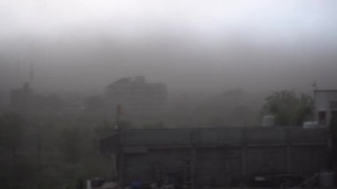 Güçlü rüzgar, esen rüzgar, yağmur fırtınası, şehrin üzerinde esen fırtına..