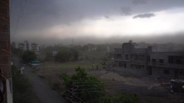 Güçlü rüzgar, esen rüzgar, yağmur fırtınası, şehrin üzerinde esen fırtına..