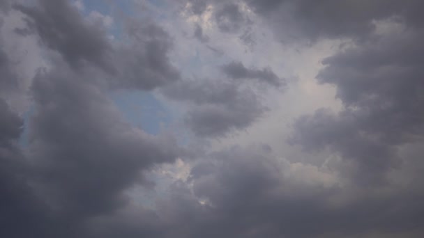 自然環境 暗い巨大な雲 空黒い嵐の雲 雷雨の雲 — ストック動画