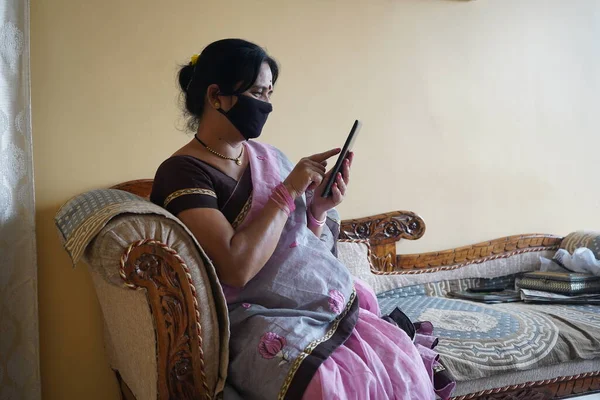Mulher Indiana Com Máscara Protetora Facial Lendo Notícias Tablet — Fotografia de Stock