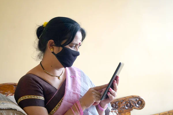 Mulher Indiana Com Máscara Protetora Facial Lendo Notícias Tablet — Fotografia de Stock