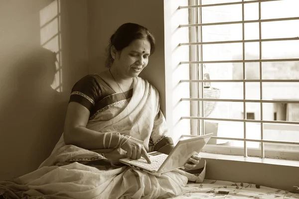 Mulher Ficando Casa Para Segurança Durante Pandemia Coronavírus Trabalhando Laptop — Fotografia de Stock