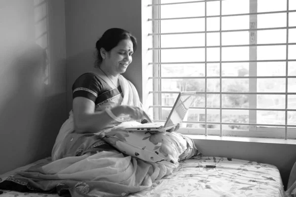 Mulher Ficando Casa Para Segurança Durante Pandemia Coronavírus Trabalhando Laptop — Fotografia de Stock