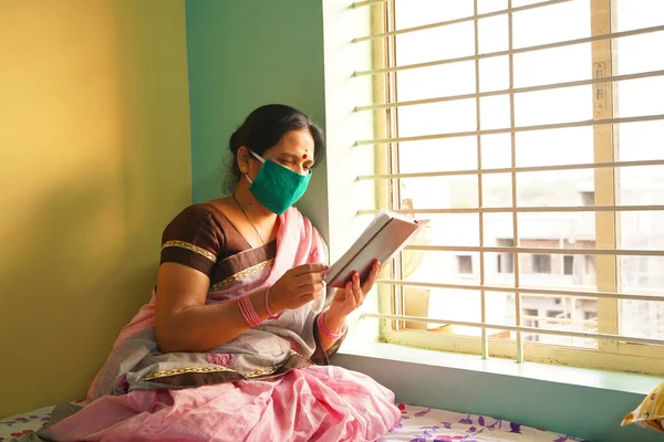 Mulheres Que Ficam Casa Lêem Livros Durante Pandemia — Fotografia de Stock