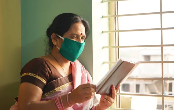 Mulheres Que Ficam Casa Lêem Livros Durante Pandemia — Fotografia de Stock