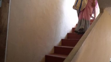 Evinin dışında tıbbi koruyucu maskeler takan kadın COVID-19 Coronavirus 'a karşı önleyici önlemler aldı..