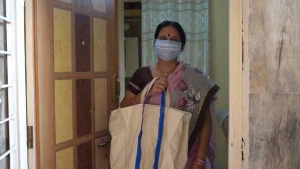 Mujer Cuarentena Usando Una Máscara Abrir Puerta Durante Pandemia Coronavirus — Vídeo de stock