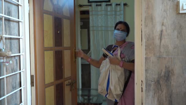 Mujer Cuarentena Usando Una Máscara Abrir Puerta Durante Pandemia Coronavirus — Vídeos de Stock