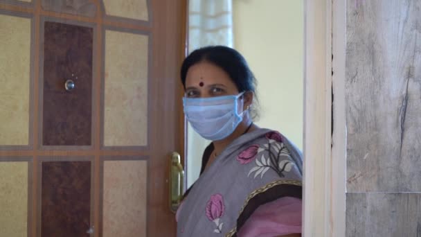 Žena Karanténě Maskou Otevřít Dveře Během Pandemie Koronaviru Pandemie Koronaviru — Stock video