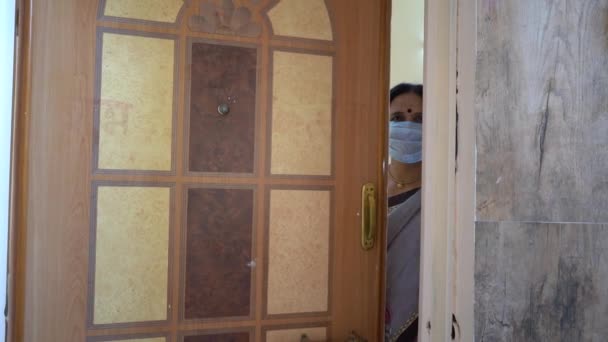 Mujer Cuarentena Usando Una Máscara Abrir Puerta Durante Pandemia Coronavirus — Vídeos de Stock