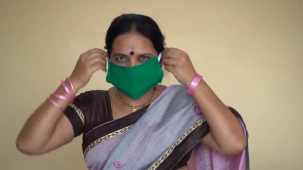 Женщина Медицинских Защитных Масках Защиты Пандемических Заболеваний Бактерий Пребывания Дома — стоковое видео