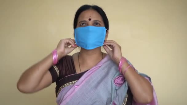 Žena Nosí Lékařské Ochranné Masky Ochranu Před Viry Bakterií Pandemie — Stock video