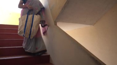 Evinin dışında tıbbi koruyucu maskeler takan kadın COVID-19 Coronavirus 'a karşı önleyici önlemler aldı..