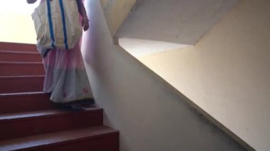 Evinin dışında tıbbi koruyucu maskeler takan kadın COVID-19 Coronavirus 'a karşı önleyici önlemler aldı..