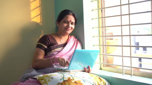 Indisk Kvinde Med Ansigtsbeskyttende Maske Læser Nyheder Notesbog Isolation Hjemme – Stock-video