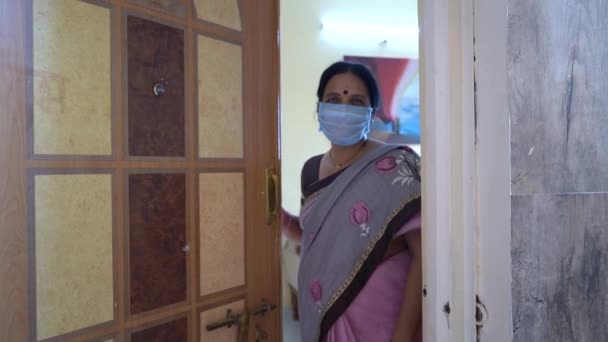Woman Quarantine Wearing Mask Open Door Coronavirus Pandemic Pandemic Coronavirus — Stock Video