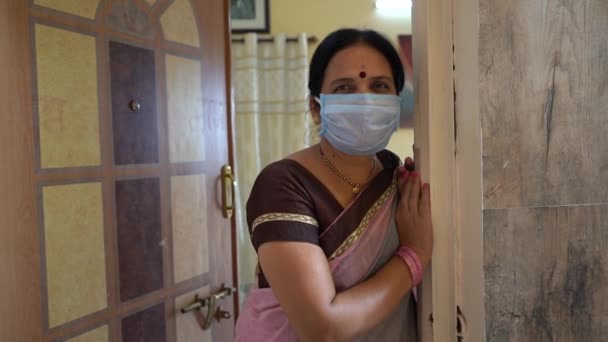 Vrouw Quarantaine Met Een Masker Open Deur Tijdens Een Coronaviruspandemie — Stockvideo