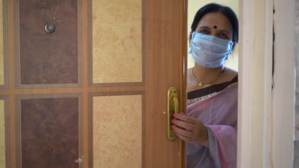 Mujer Cuarentena Usando Una Máscara Abrir Puerta Durante Pandemia Coronavirus — Vídeos de Stock