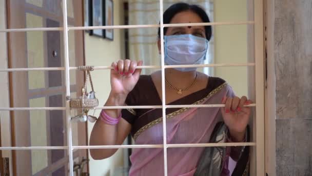 Femme Quarantaine Portant Masque Regardant Par Fenêtre Pandémie Coronavirus Covid — Video