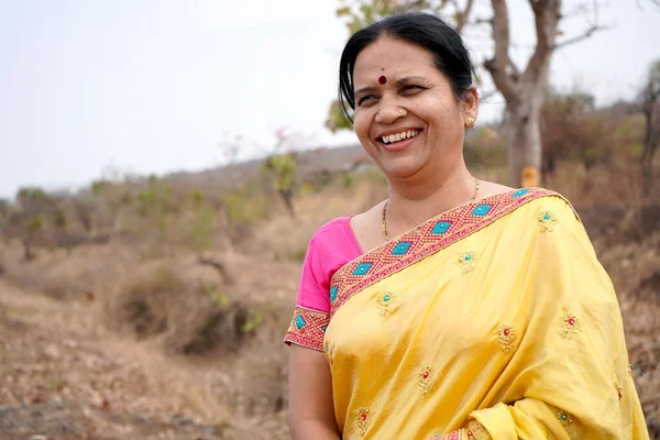 Portrait Indian Woman Outdoor — Stock Photo, Image