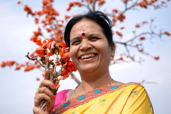 Портрет Индийской Женщины Открытом Воздухе — стоковое фото