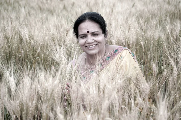 Gelukkige Vrouw Genietend Het Tarweveld Natuur Schoonheid Gouden Tarweveld Vrijheid — Stockfoto