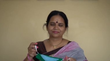 Virüs salgınından korunmak ve evde kalmak için tıbbi koruyucu maskeler takan kadın..