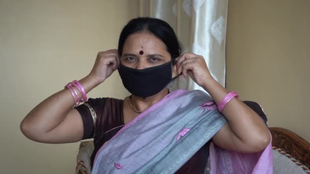 Жінка Носить Медичні Захисні Маски Захисту Від Пандемії Вірусних Бактерій — стокове відео